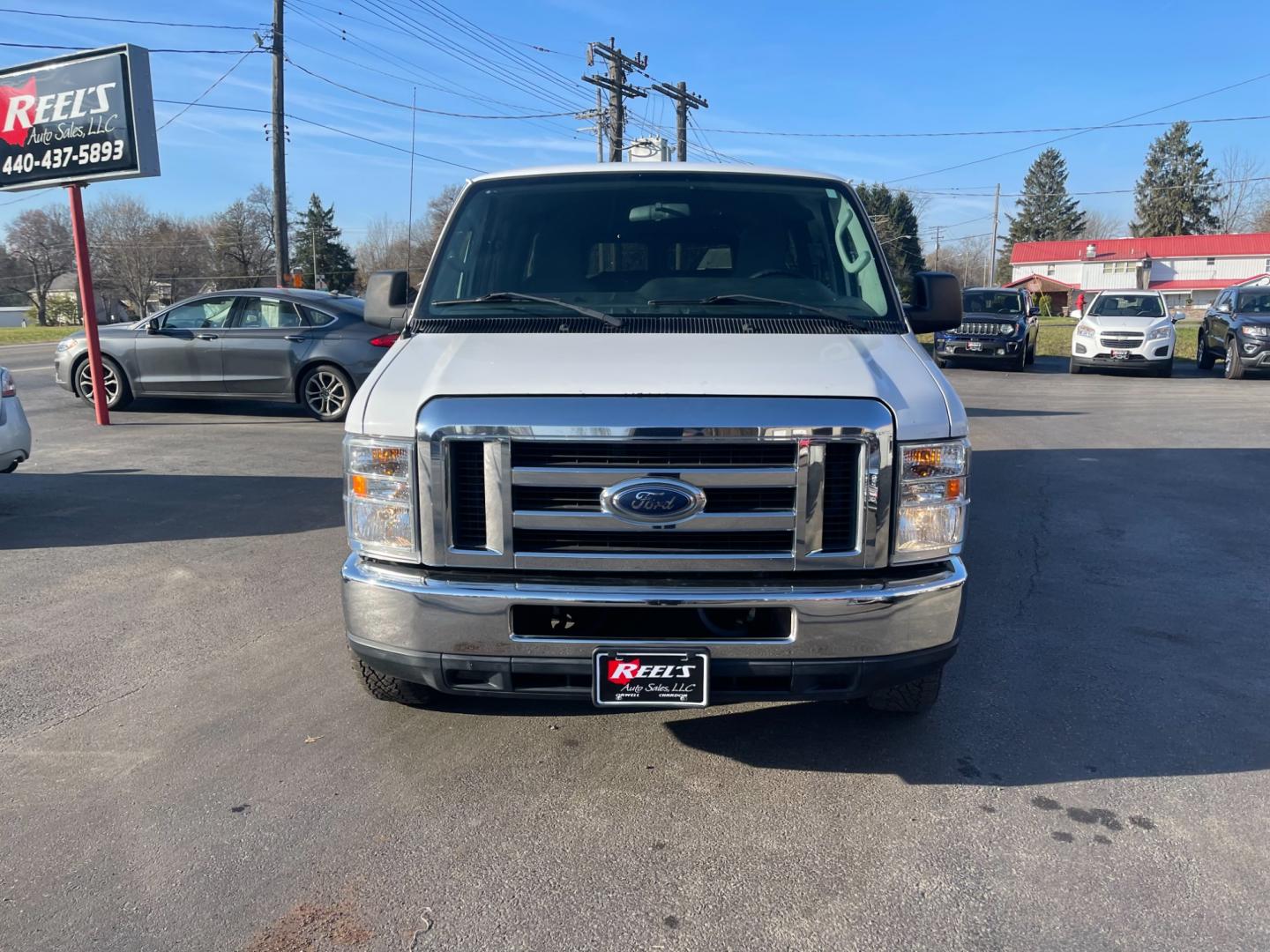 2013 White /Gray Ford E-Series Wagon E-350 XLT Super Duty Extended (1FBSS3BL8DD) with an 5.4L V8 SOHC 16V FFV engine, 4-Speed Automatic transmission, located at 547 E. Main St., Orwell, OH, 44076, (440) 437-5893, 41.535435, -80.847855 - Photo#1